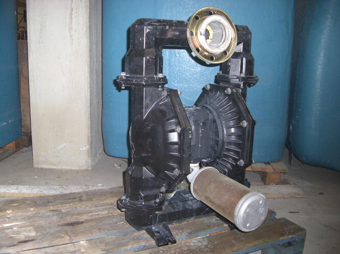 Pompe pneumatique à membrane - Marque : ARO.