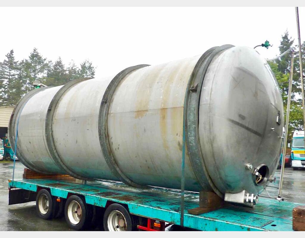 Closed 304 stainless steel storage tank - 335 HL (33 500 Liters)