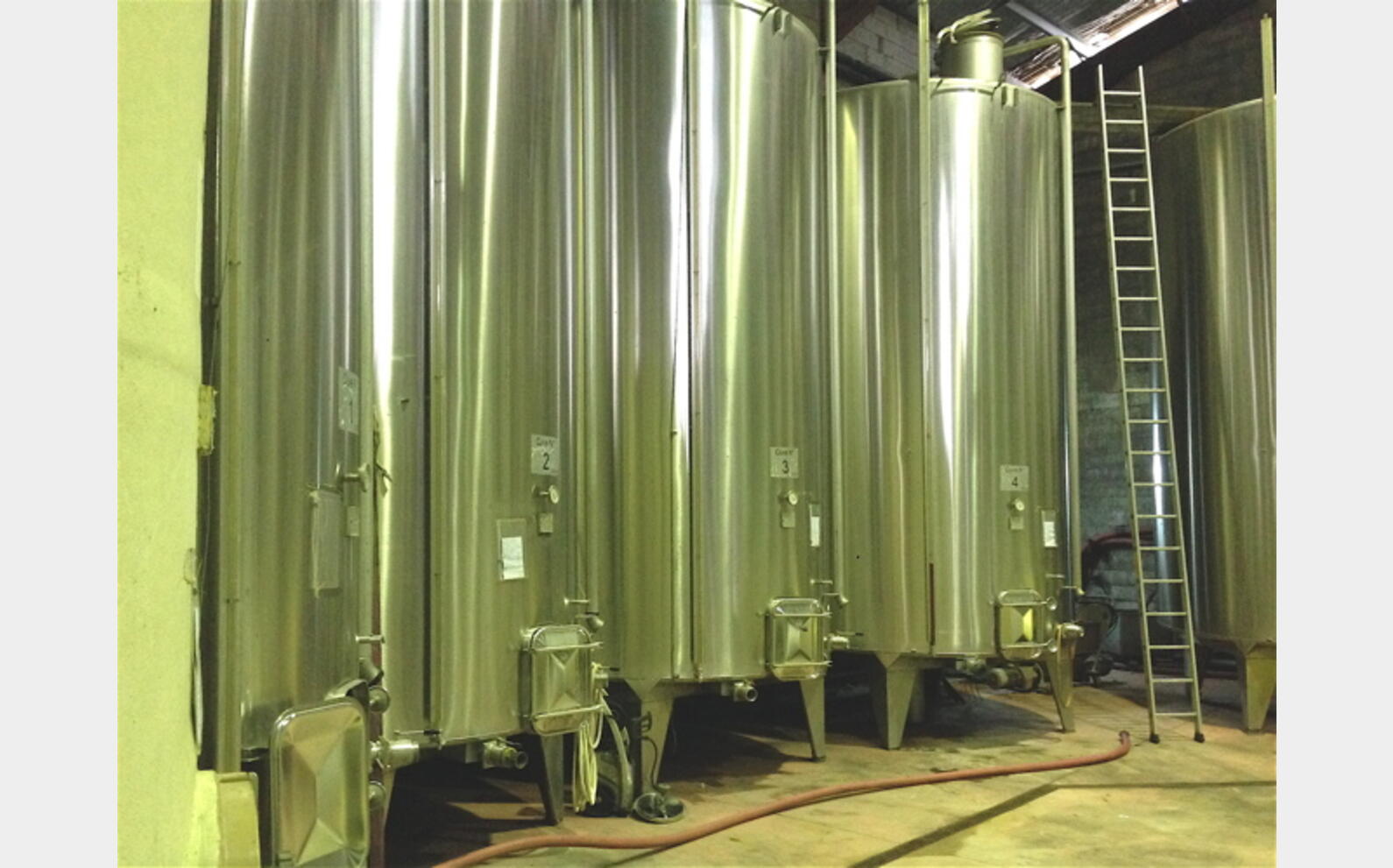 Cuve inox de vinification ferm&eacute;e