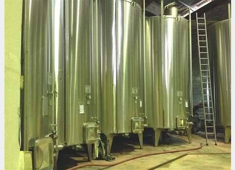 Cuve inox de vinification ferm&eacute;e