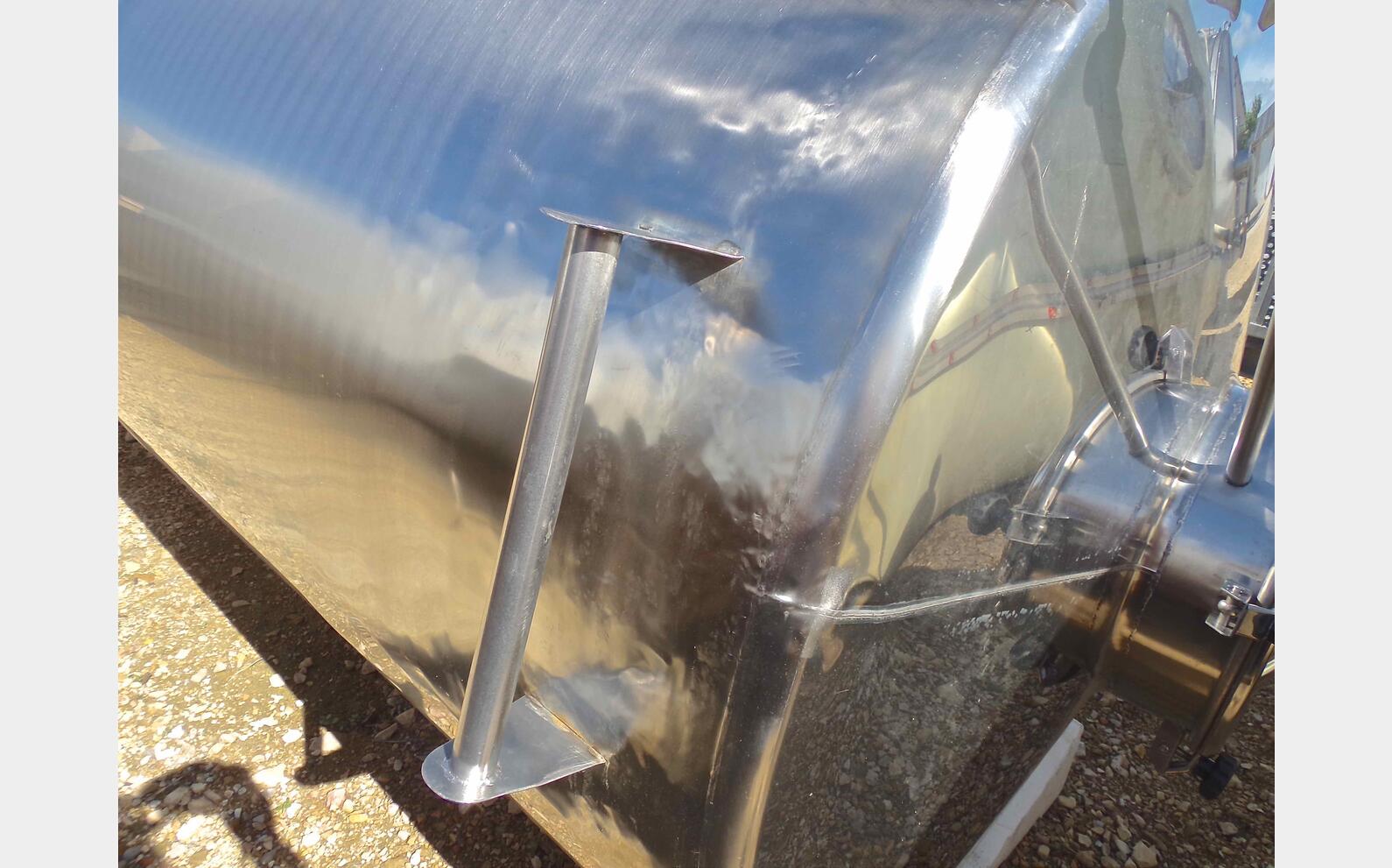 cuve INOX ferm&eacute;e sur pieds de 5000 litres