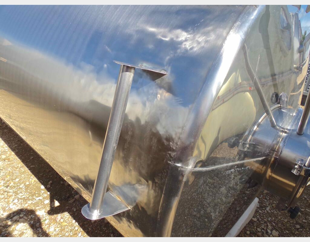 Cuve fermée sur pieds en INOX - Volume : 5000 litres