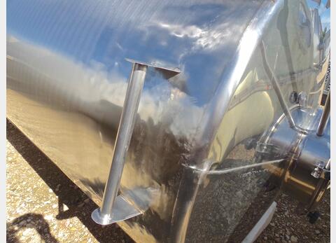 cuve INOX ferm&eacute;e sur pieds de 5000 litres