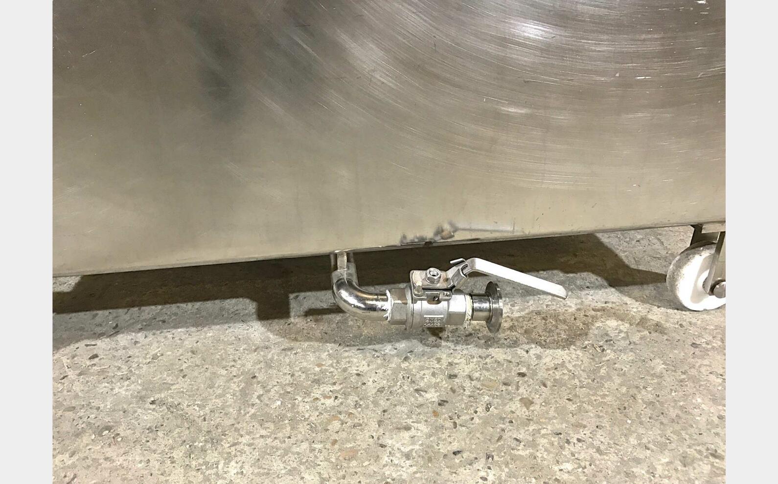 Cuve inox de stockage parall&eacute;l&eacute;pip&egrave;dique