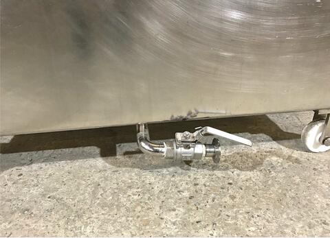 Cuve inox de stockage parall&eacute;l&eacute;pip&egrave;dique