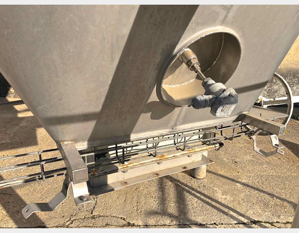 Silo en INOX avec passerelle circulaire - Volume : 2000 litres