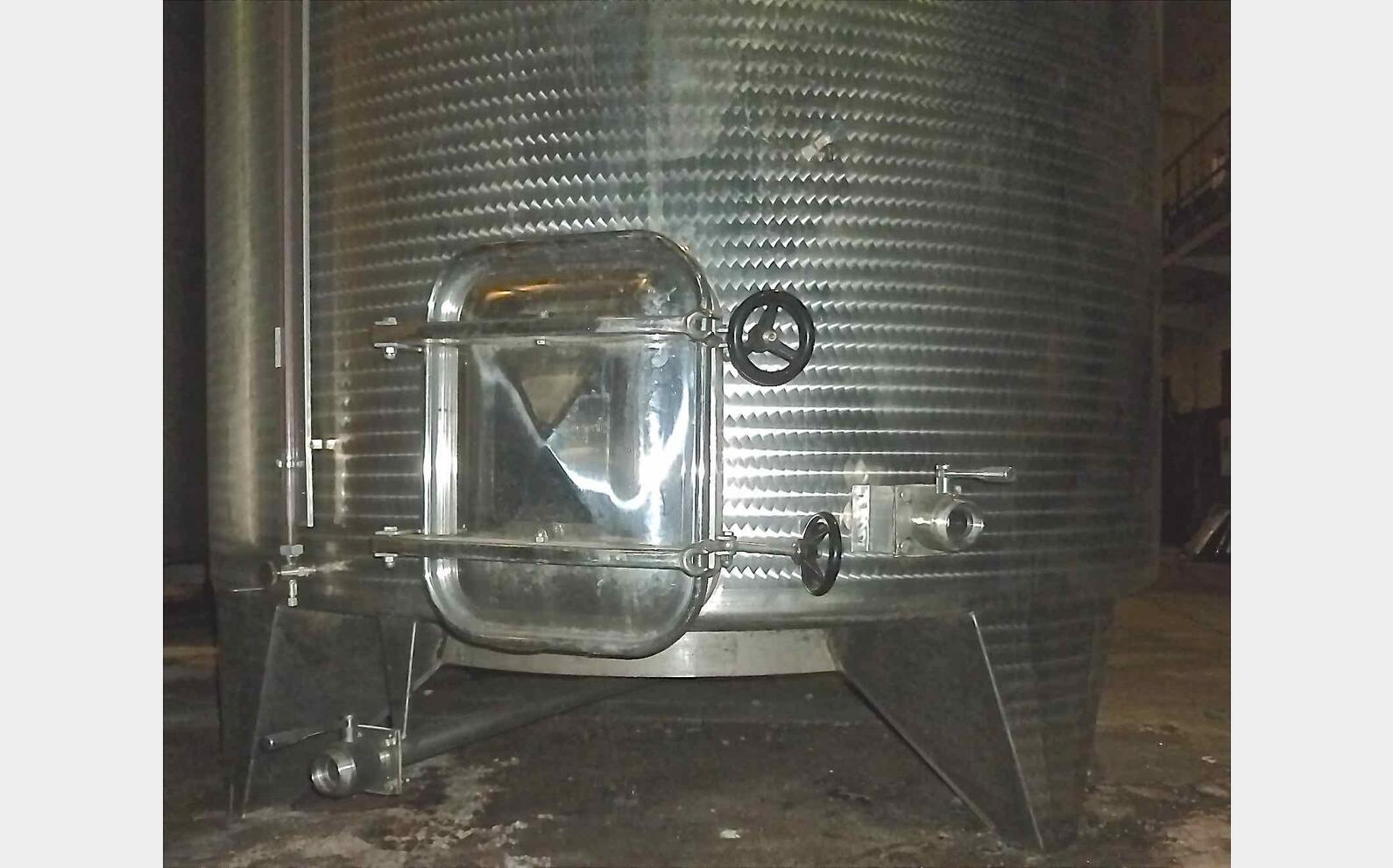 Cuve inox ferm&eacute;e sur pieds