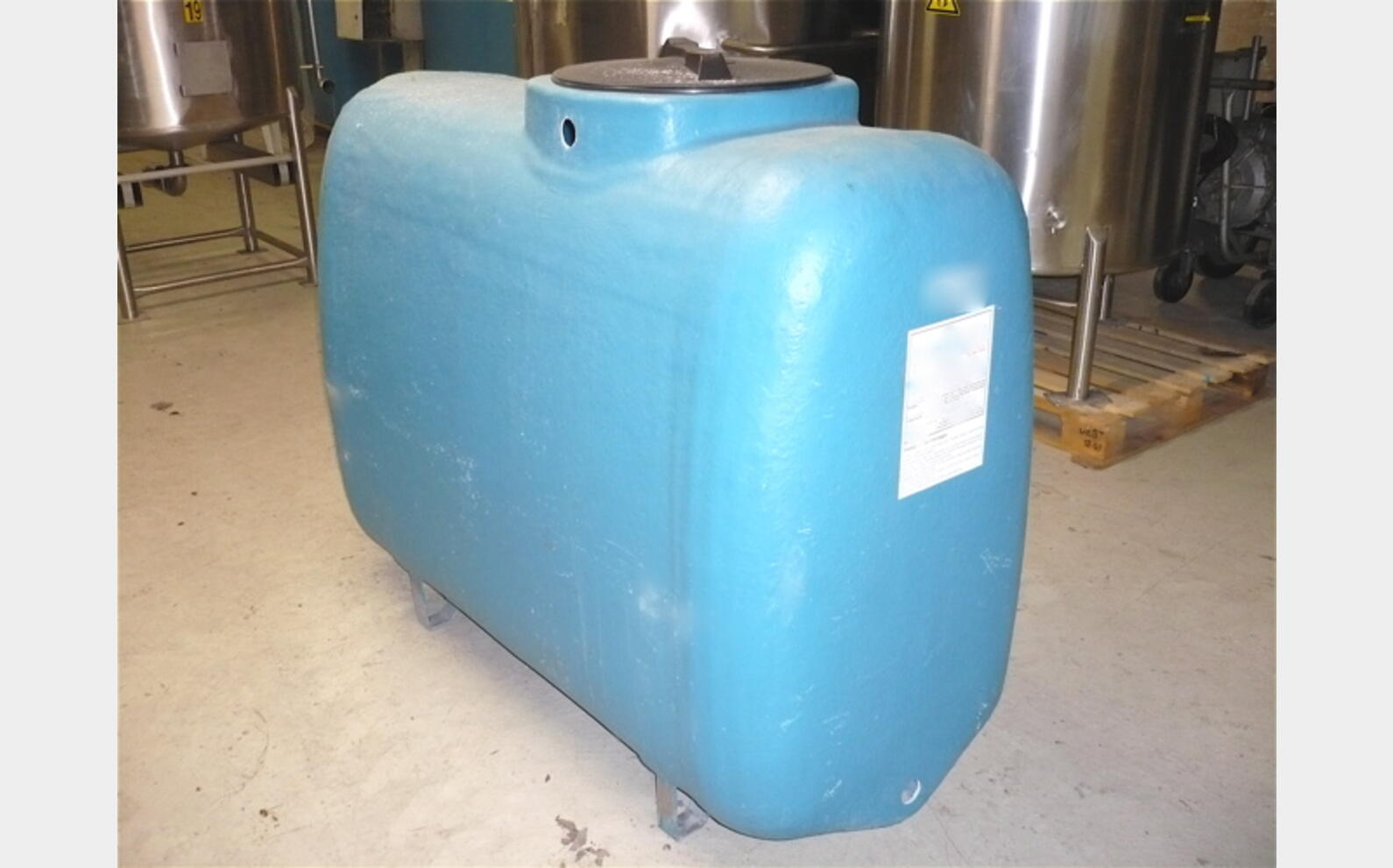 cuve stockage POLYESTER Volume : 1.000 litres MATERIEL NEUF ET COUVERCLE AVEC EVENT