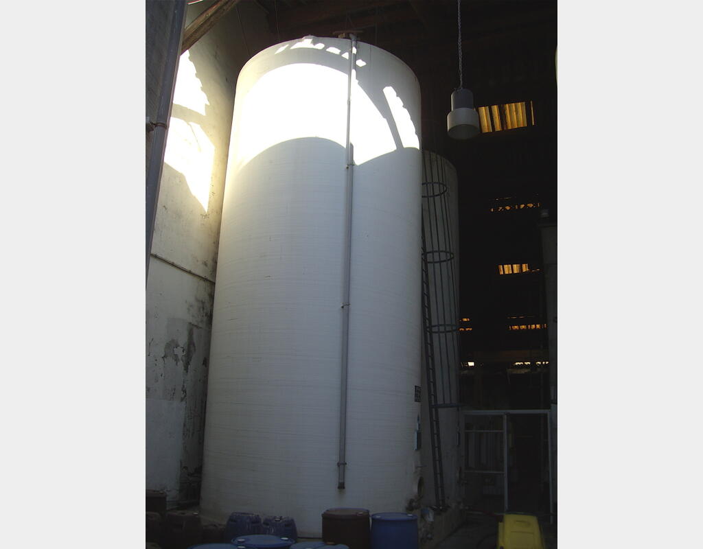 Cuve de stockage en polyester de 800hls - Cylindrique verticale fond plat .