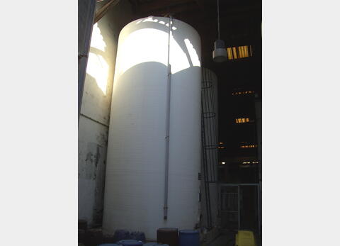 Cuve de stockage en polyester de 800hls - Cylindrique verticale fond plat .
