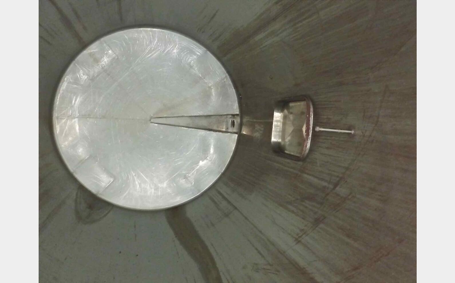 Cuve inox ferm&eacute;e sur pieds