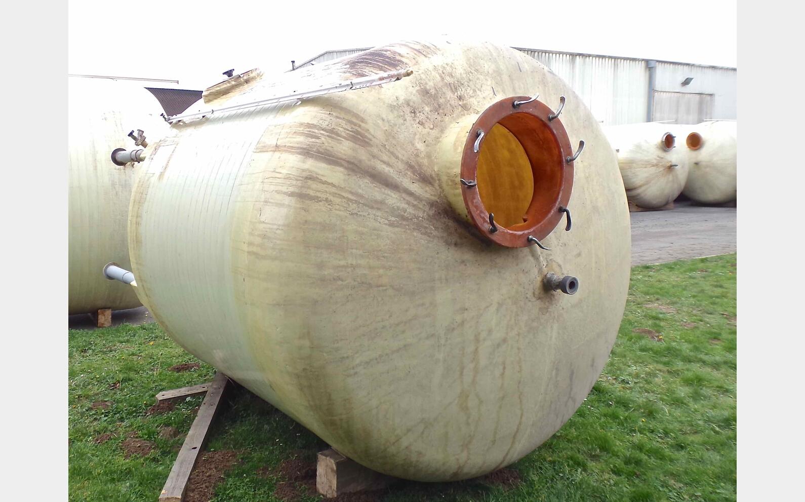 Cuve fibre fond plat sur pieds Volume : 12 000 litres (120 hls)