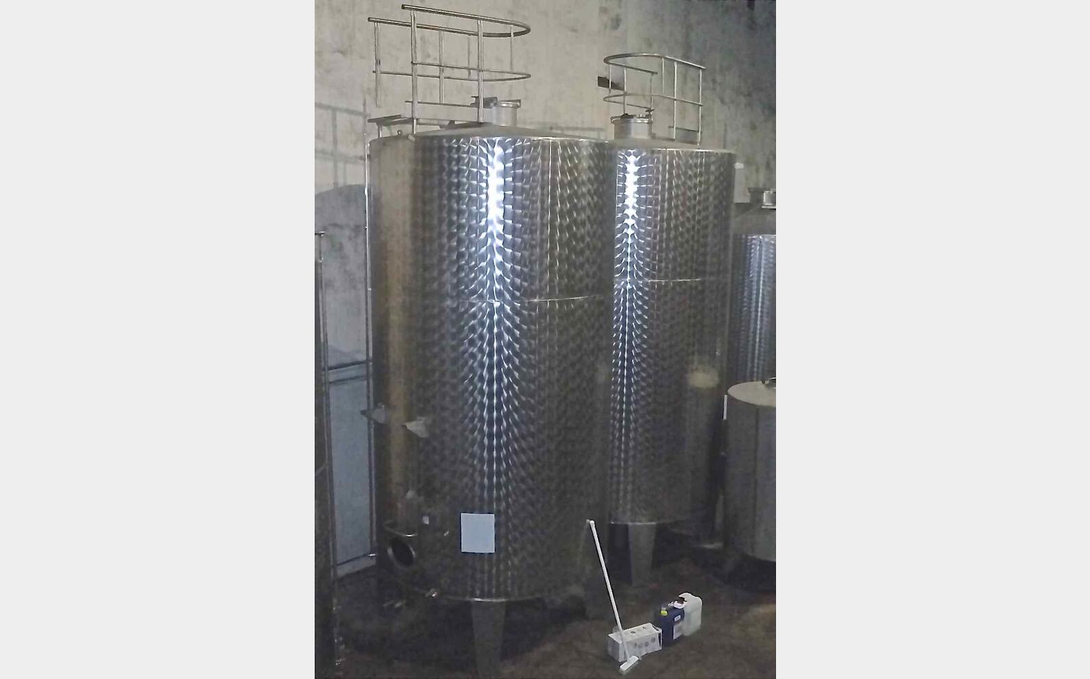 Cuve inox ferm&eacute;e sur pieds