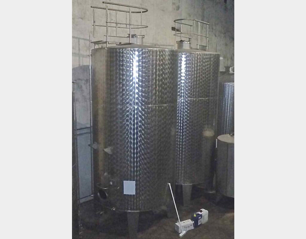 Cuve inox ferm&eacute;e sur pieds