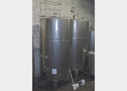 Cuve inox ferm&eacute;e sur pieds