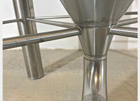 Cuve ferm&eacute;e sur pieds cylindro conique MATERIEL NEUF