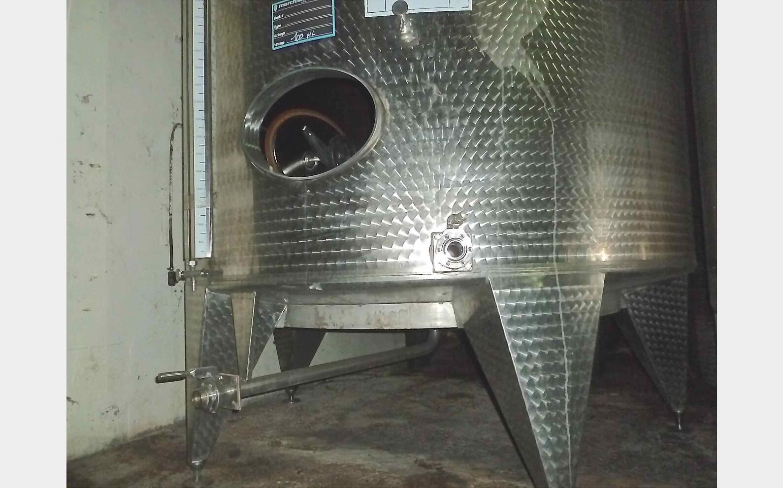 Cuve inox ferm&eacute;e sur pieds
