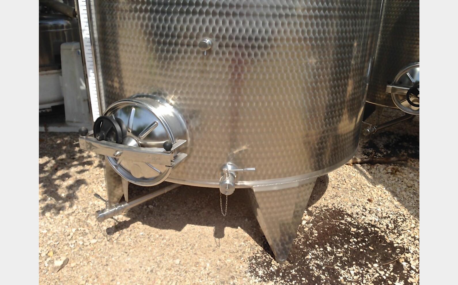 cuve INOX ferm&eacute;e sur pieds de 5500 litres MATERIEL NEUF