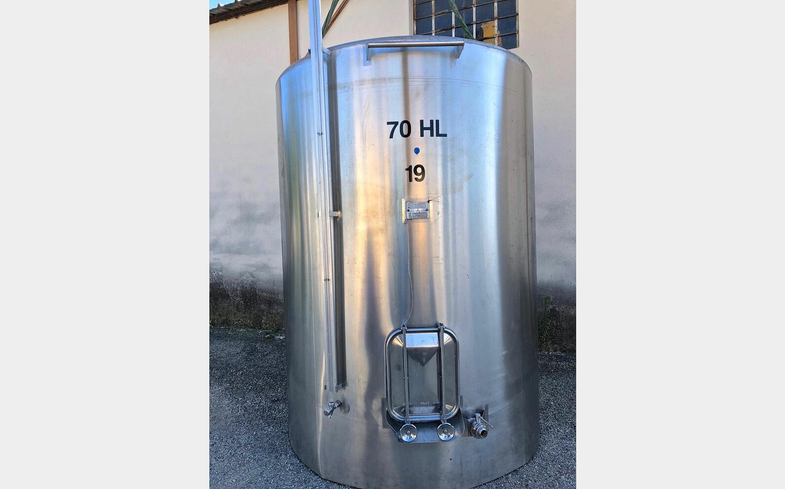 Cuve inox ferm&eacute;e fond conique