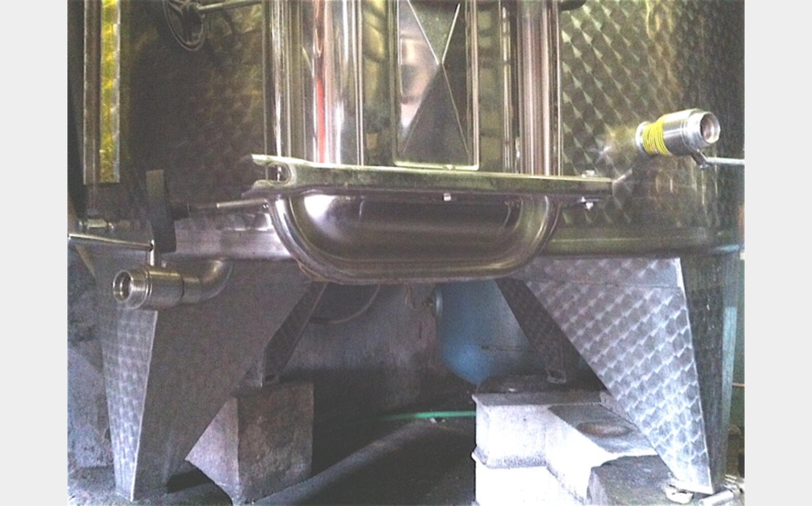 Cuve inox ferm&eacute;e de 50 hls