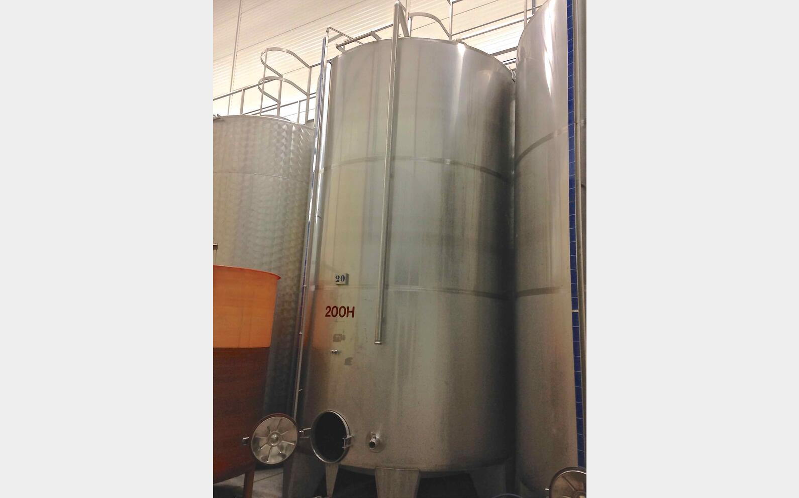 Cuve inox ferm&eacute;e sur pieds