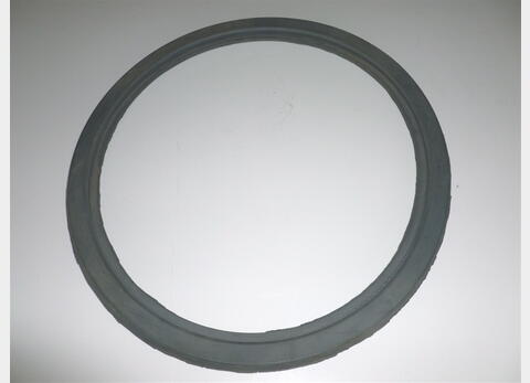 Round door seal with overlap