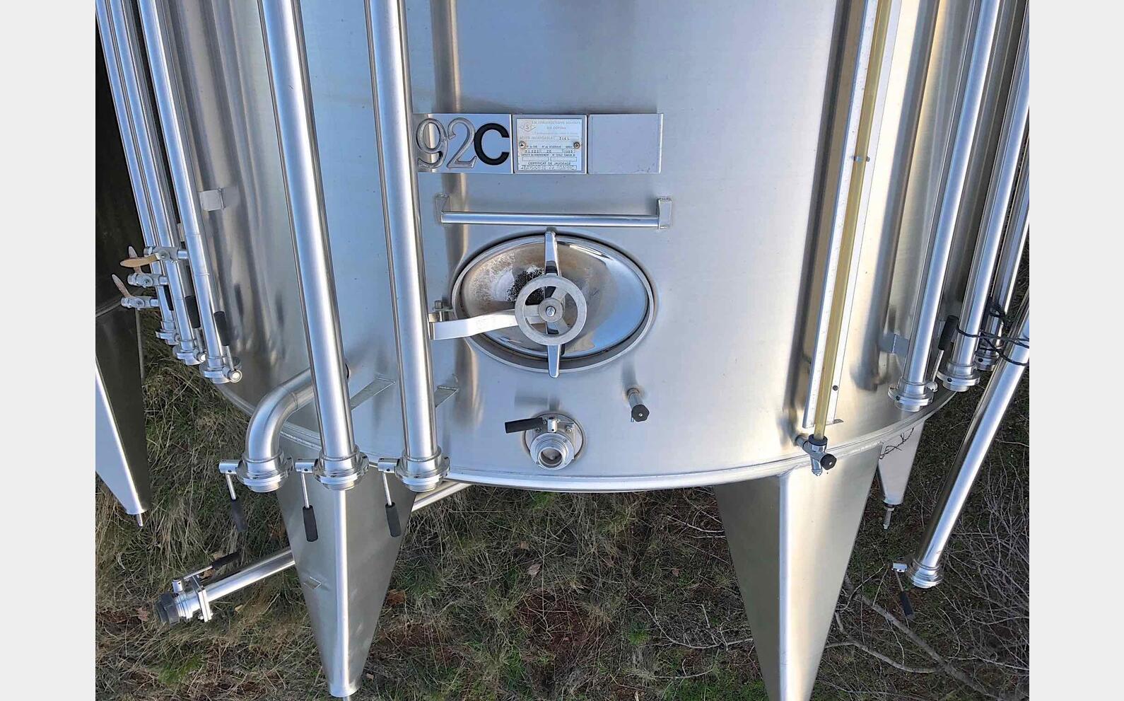 Cuve inox 316L cylindrique verticale Compartiment&eacute;e : 2 x 100 hls + 190 hls