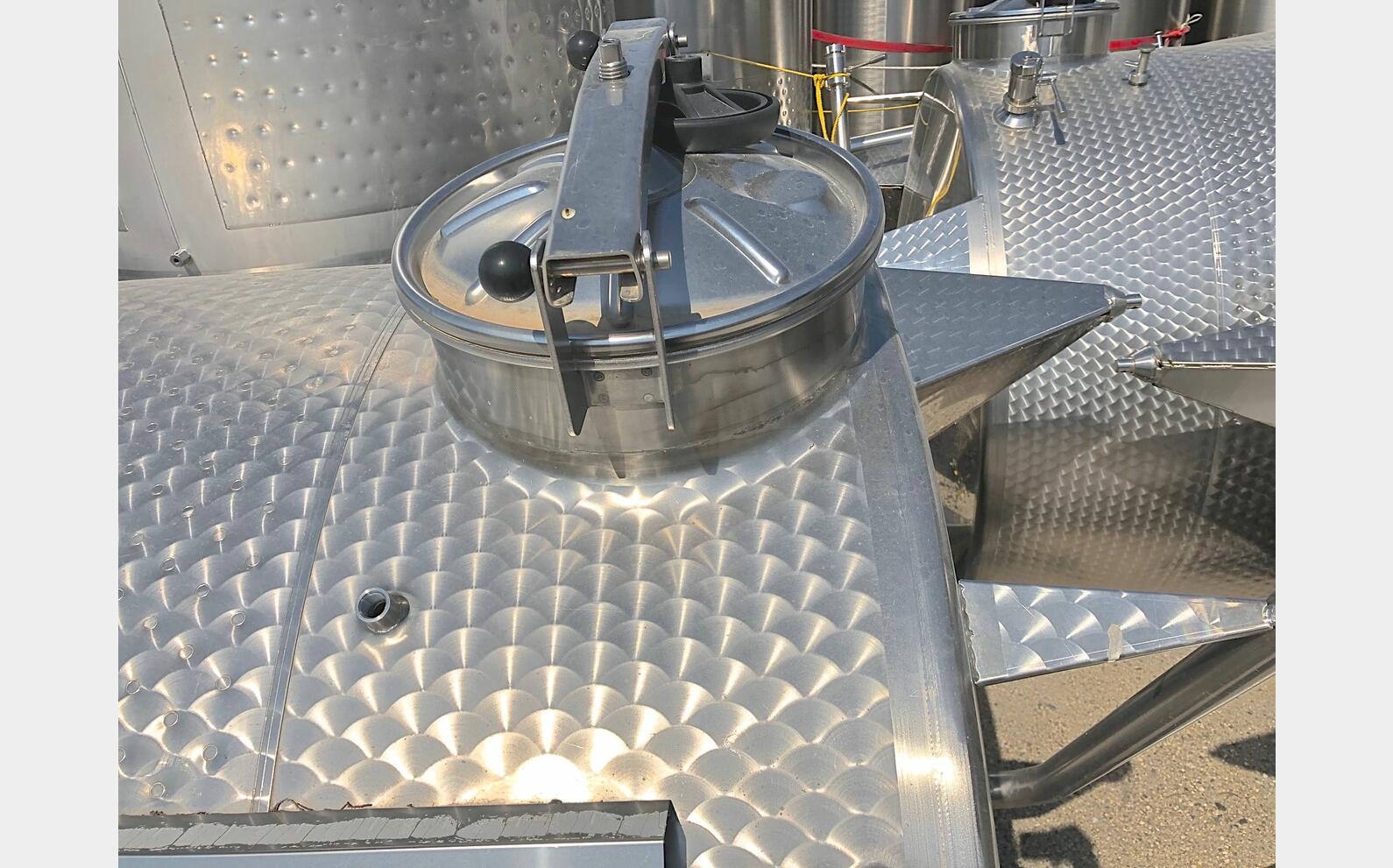 cuve Inox ferm&eacute;e sur pieds MATERIEL NEUF