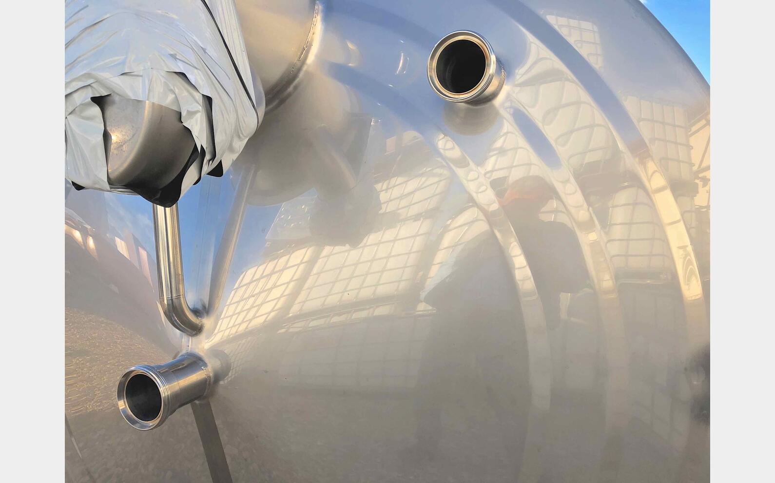 cuve INOX 304L ferm&eacute;e sur pieds MATERIEL NEUF