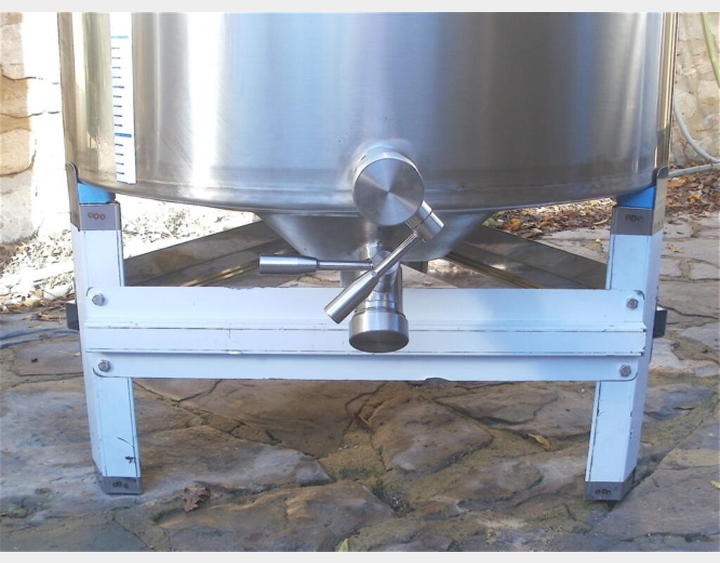 Cuve Inox fond bombé chapeau flottant - avec socle  inox  Capacité 700 L