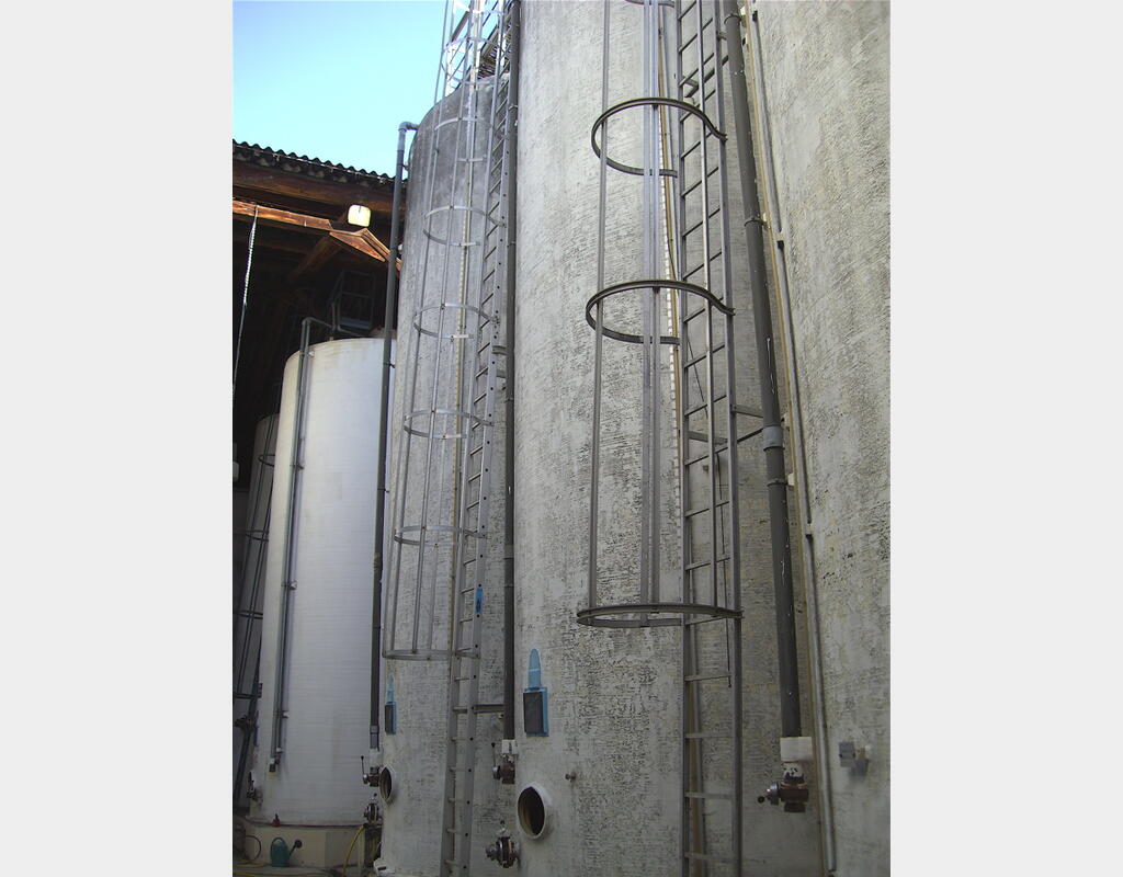 Cuve de stockage en polyester de 695 hls - Cylindrique verticale fond plat .