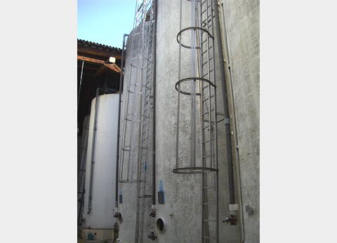 Cuve de stockage en polyester de 695 hls - Cylindrique verticale fond plat .