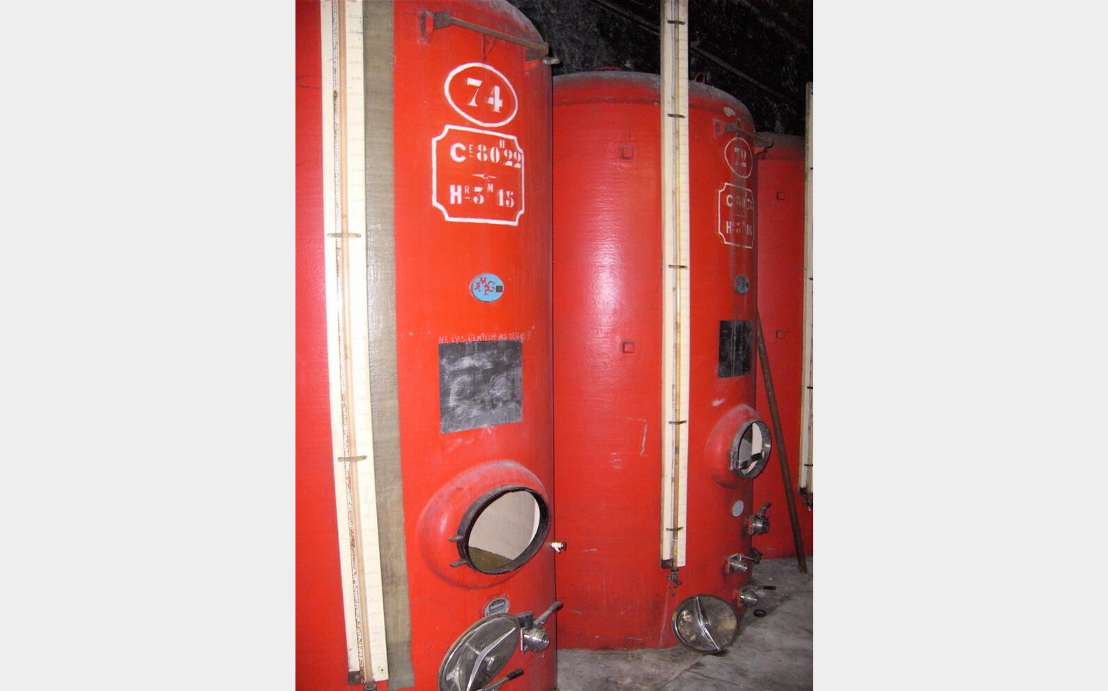 Cuve de stockage Provenance : agroalimentaire (vin rouge) Fond bomb&eacute; sur jupe. 8000 litres
