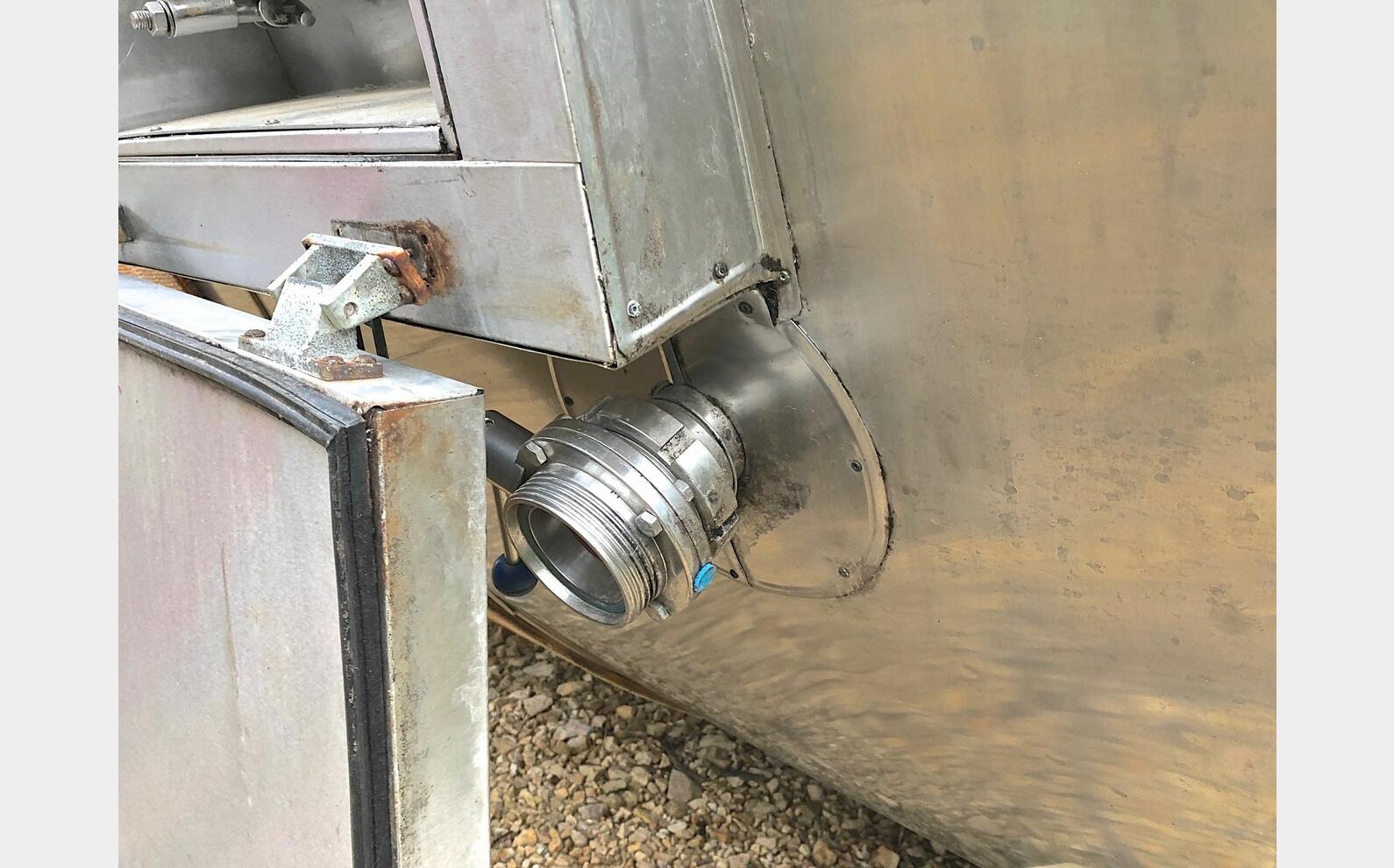 Cuve inox 304 ferm&eacute;e isol&eacute;e