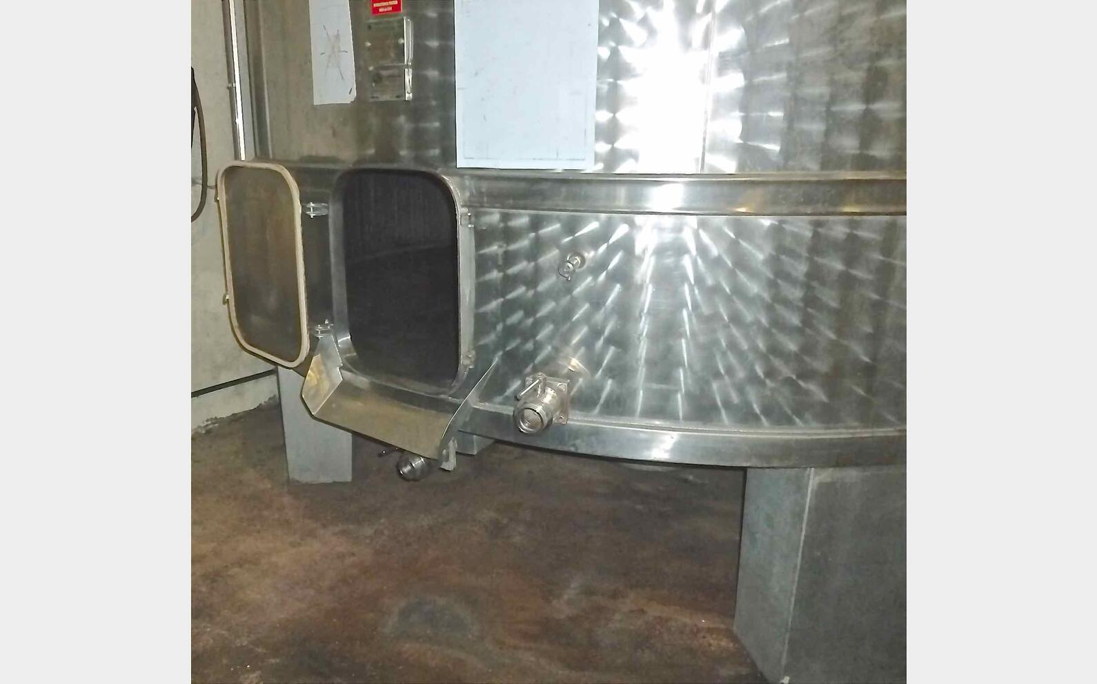 Cuve inox ferm&eacute;e sur pieds