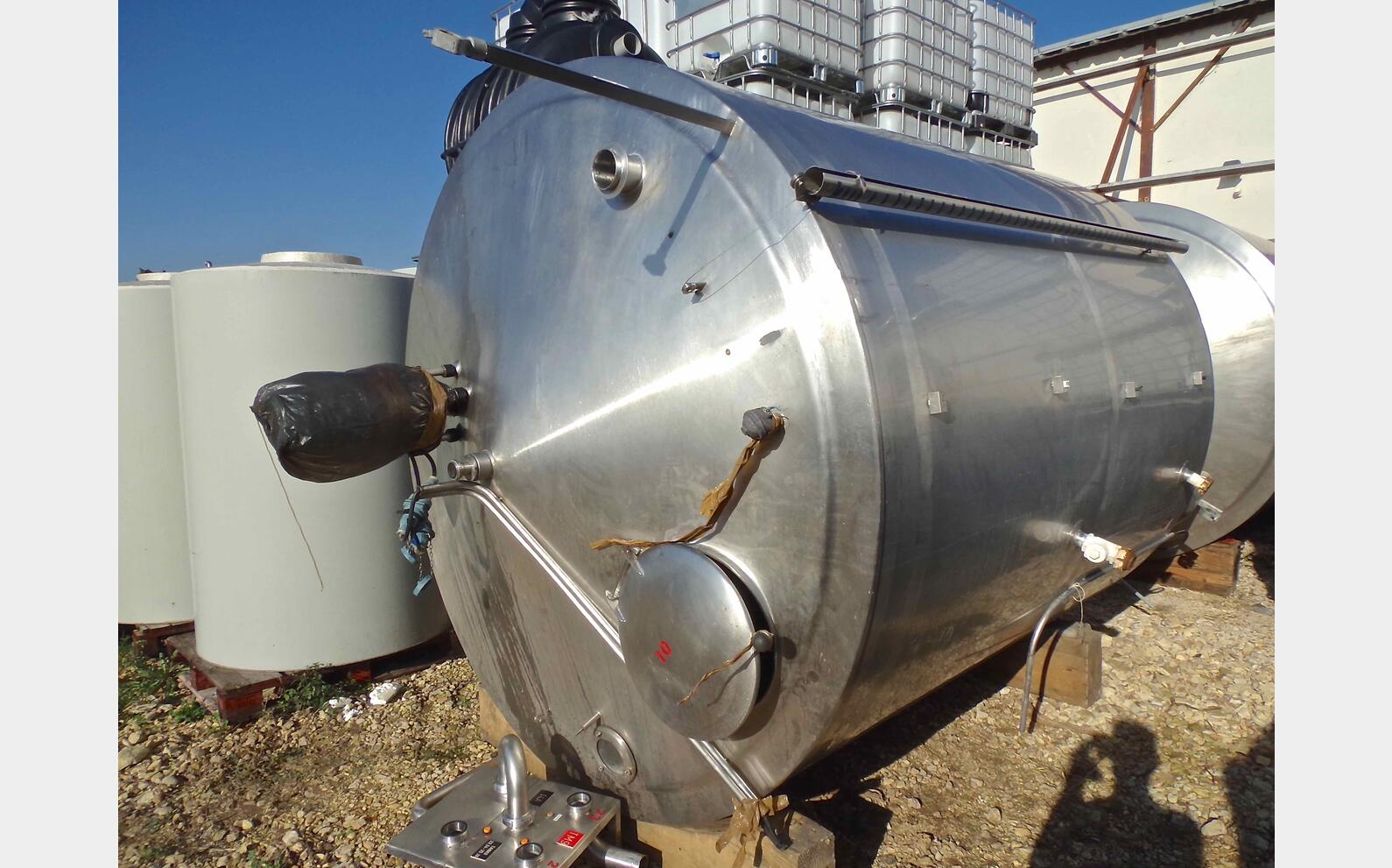 Cuve isol&eacute;e, agit&eacute;e avec circuit INOX 304L
