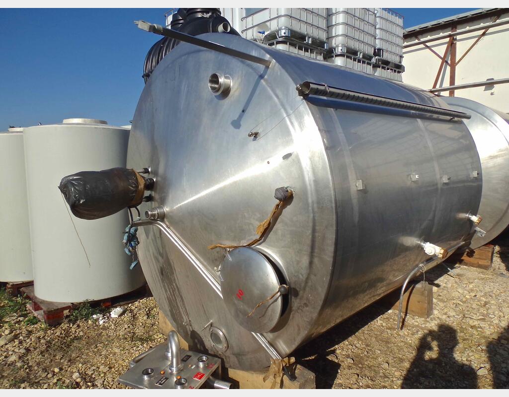 Cuve isol&eacute;e, agit&eacute;e avec circuit INOX 304L