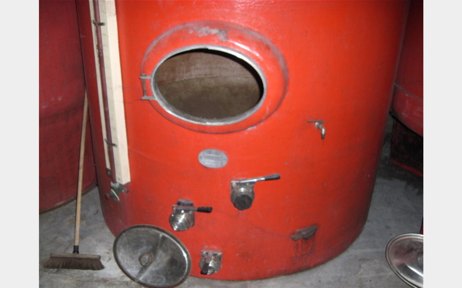 Cuve de stockage Provenance : agroalimentaire (vin rouge) Fond bomb&eacute; sur jupe. 8000 litres