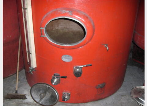 Cuve de stockage Provenance : agroalimentaire (vin rouge) Fond bomb&eacute; sur jupe. 8000 litres