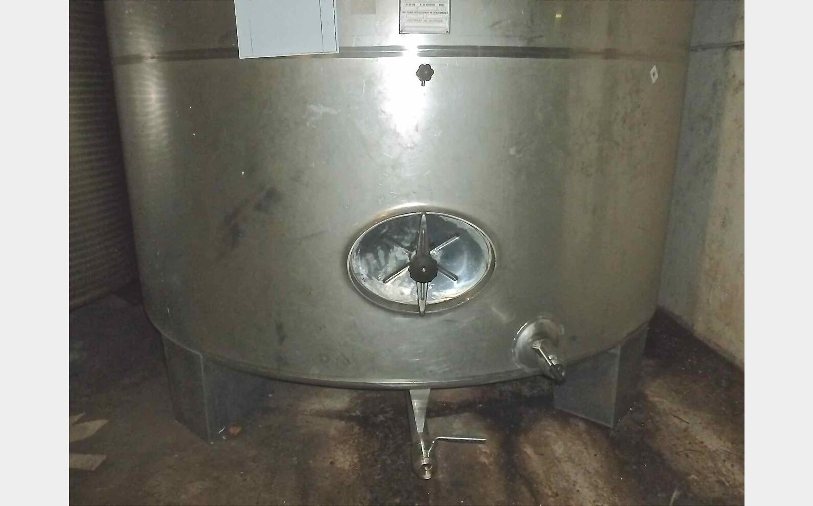 Cuve inox ferm&eacute;e sur pieds