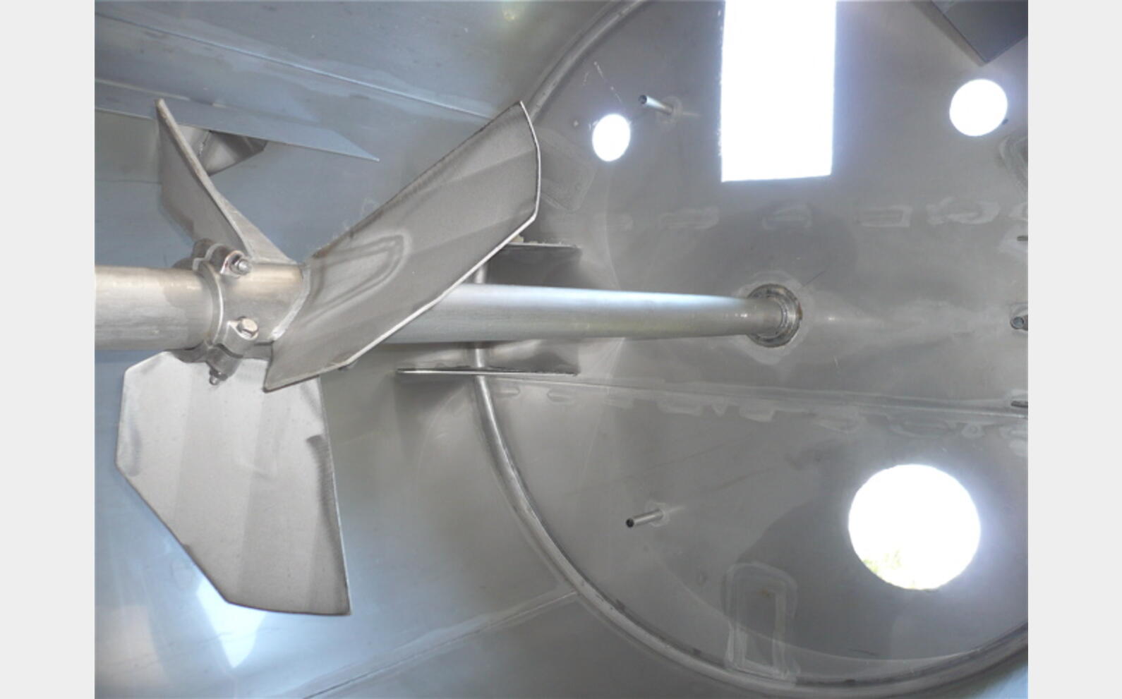 cuve INOX 304 L de 5000 litres marque : FILLAUD. Ann&eacute;e : 2000 Volume : 5.000 litres