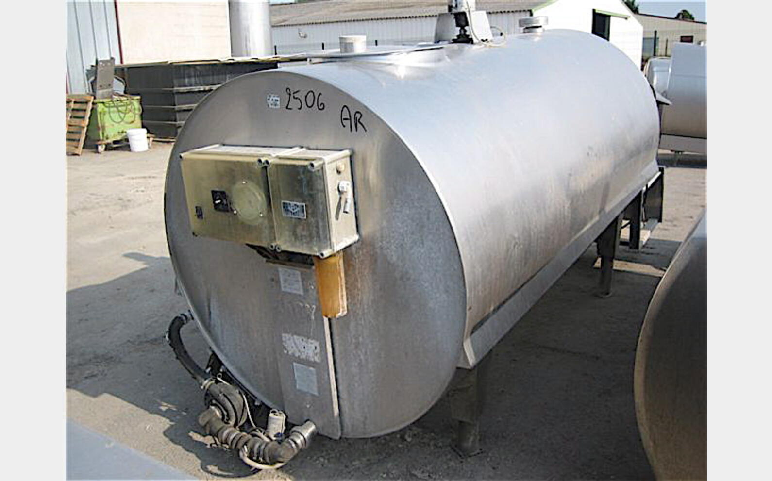 Tank &agrave; lait 2080 litres Groupe de froid et agitation .