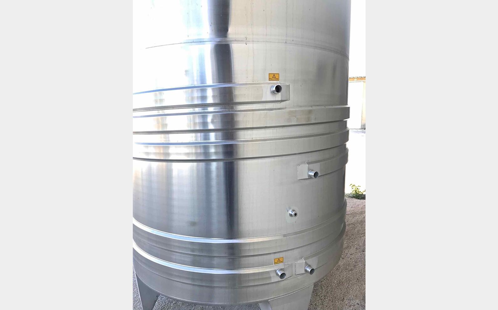 cuve INOX ferm&eacute;e sur pieds de 5300 litres MATERIEL NEUF