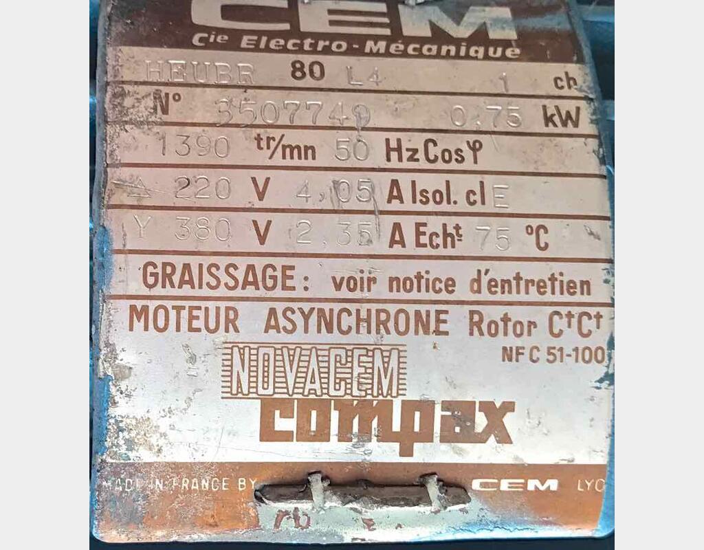 Cuve inox cylindrique verticale agitée - isolée sur pieds capacité 100 hls