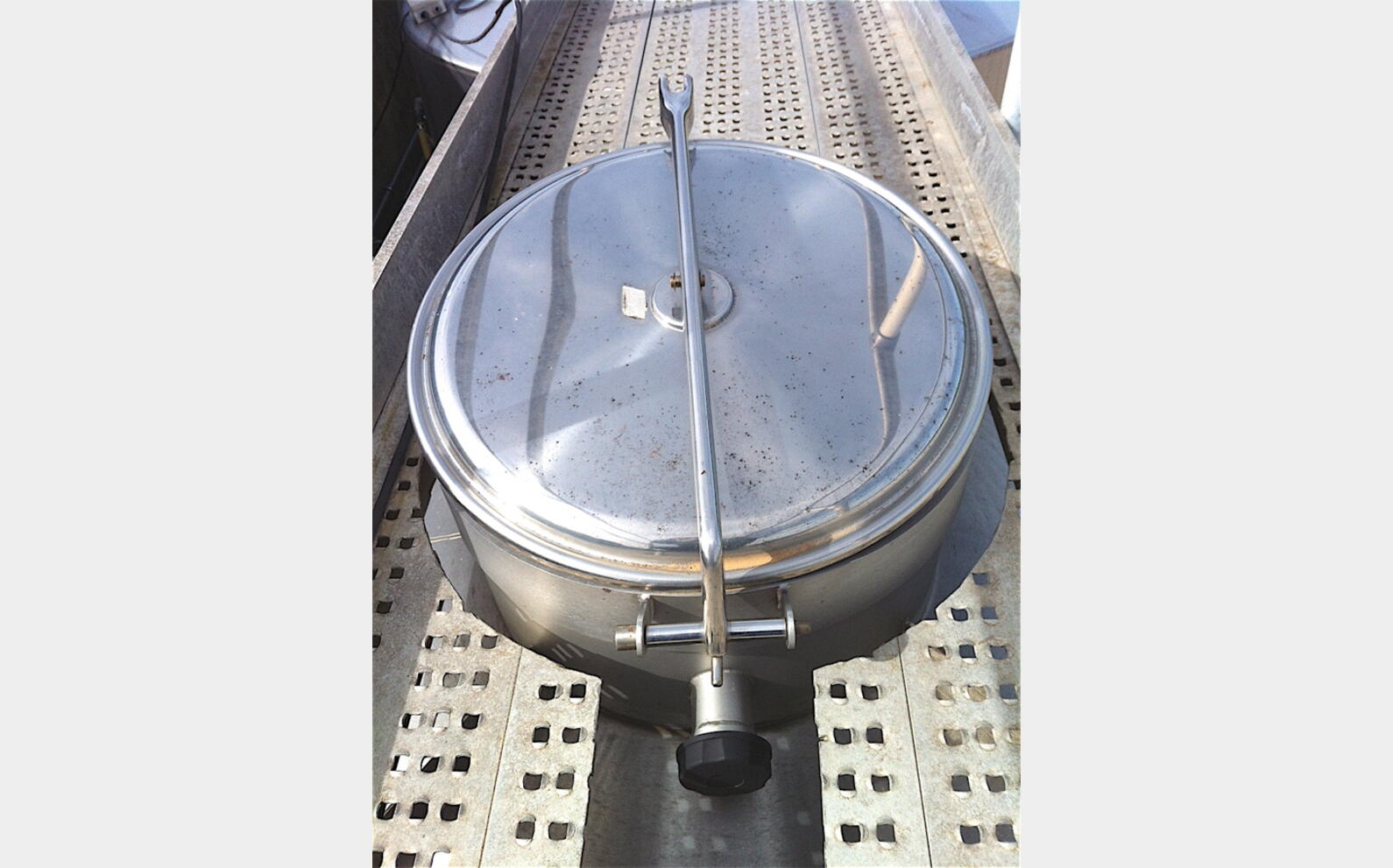 Cuve inox Pierre Guerin 215 hls - cylindrique verticale sur pieds
