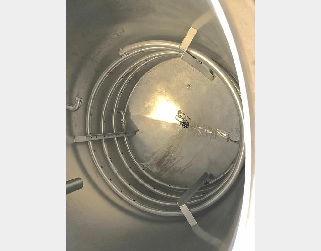 Tank with stainless steel bubbler