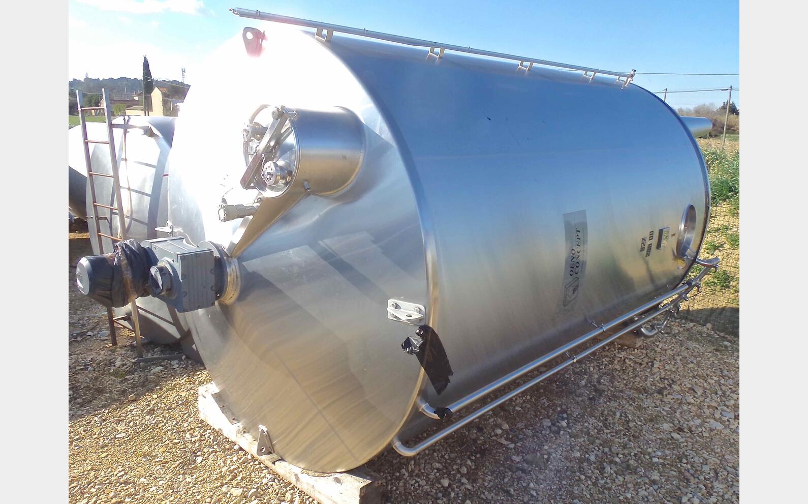 Cuve INOX 316 agit&eacute;e isol&eacute;e avec jacquette Volume : 200 hecto (20.000 litres)
