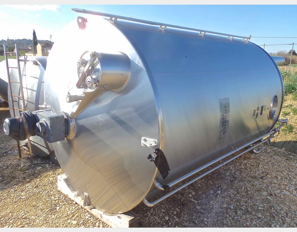 Cuve INOX 316 agit&eacute;e isol&eacute;e avec jacquette Volume : 200 hecto (20.000 litres)