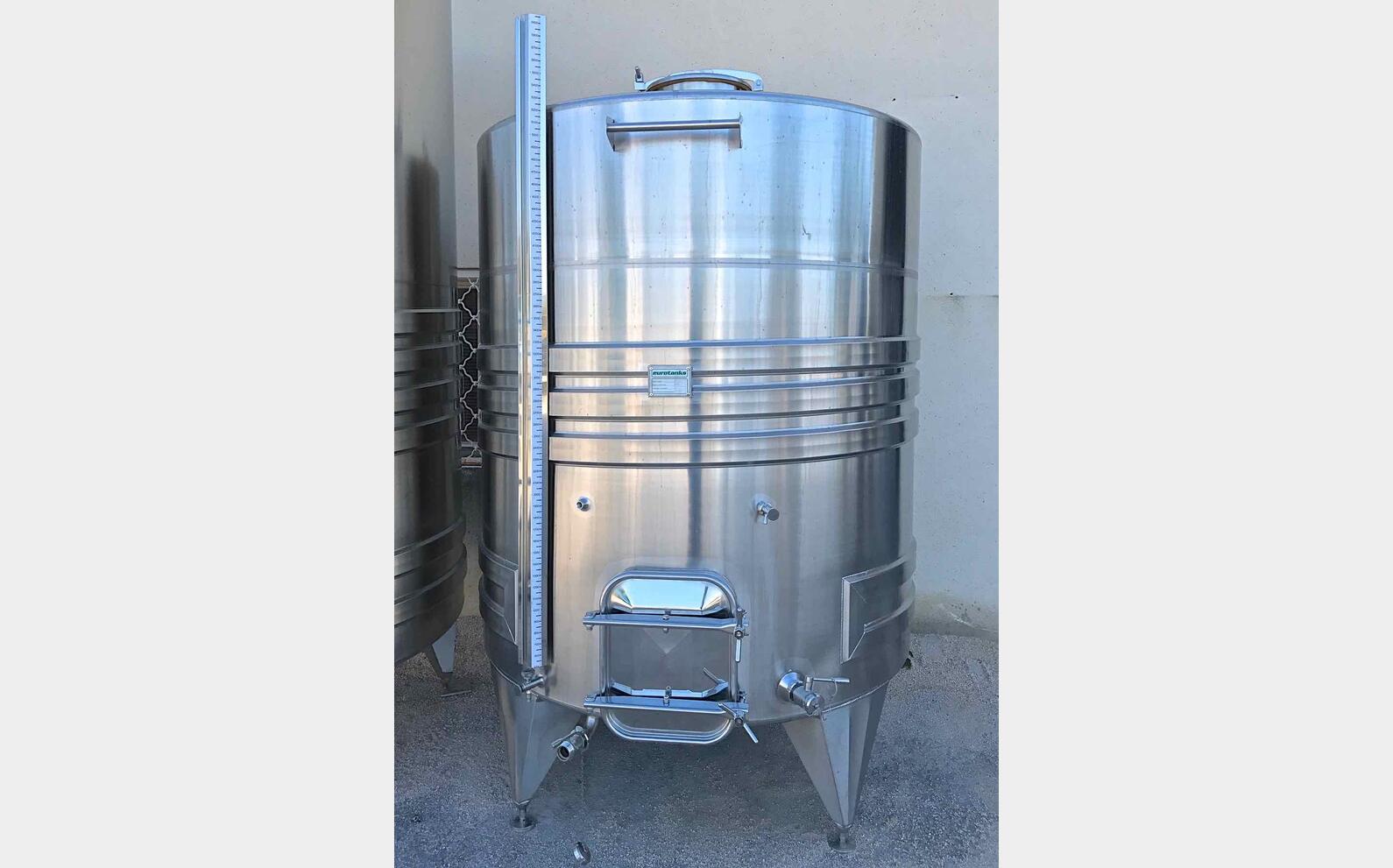 cuve INOX ferm&eacute;e sur pieds de 5300 litres MATERIEL NEUF
