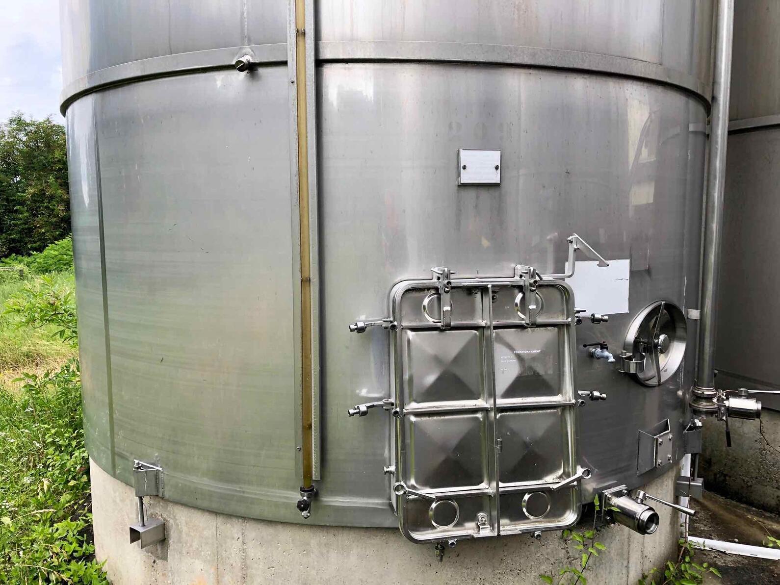 Stainless steel storage tank on raft - 400 HL (40 000 Liters)